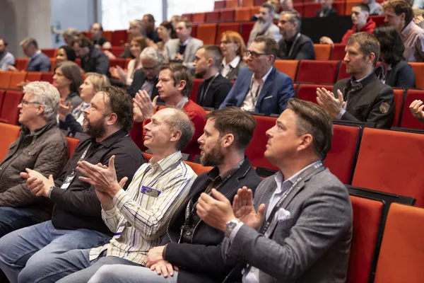 2024: Publikum im Saal applaudiert nach einem Vortrag beim eDay Salzburg.