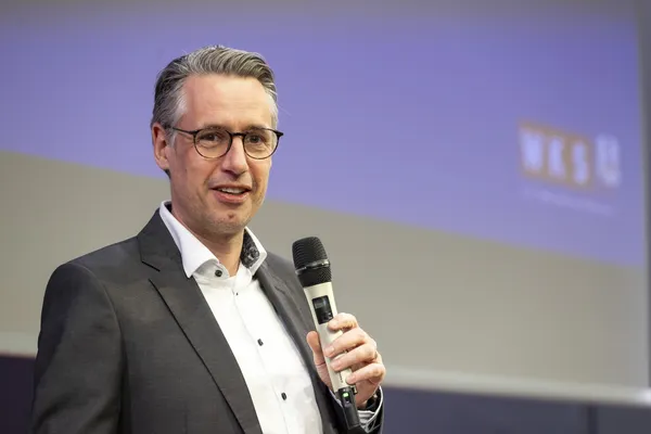 2024: Redner mit Mikrofon vor einer Präsentationsleinwand beim eDay Salzburg.