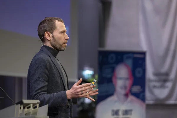 2024: Redner gestikuliert vor Projektion während eines Vortrags beim eDay Salzburg.