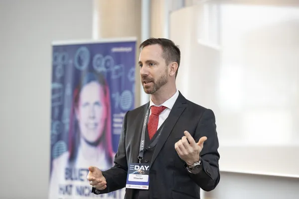 2024: Redner erklärt mit Gestik vor Publikum im Seminarraum beim eDay Salzburg.