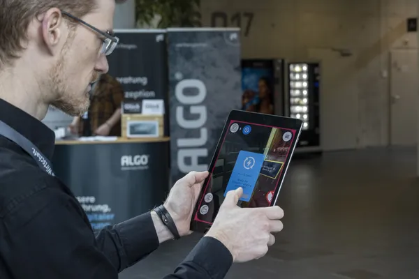 2024: Teilnehmende testet eine App auf einem Tablet am Messestand beim eDay Salzburg.