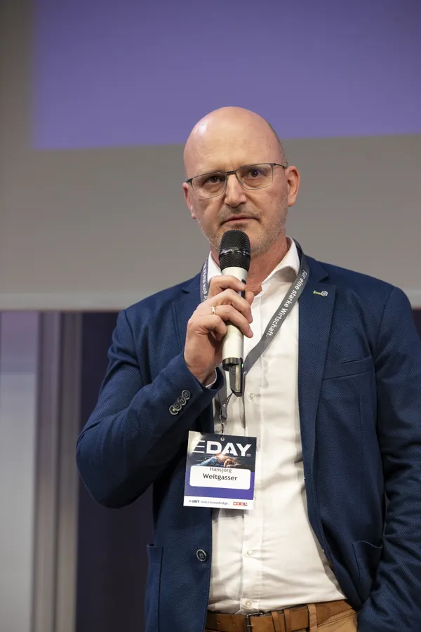 2024: Vortragende Person mit eDay-Badge spricht auf der Bühne beim eDay Salzburg.