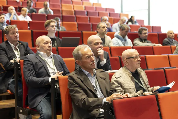 2025: Publikum sitzt aufmerksam in gestaffelten Reihen im Hörsaal beim eDay Salzburg.