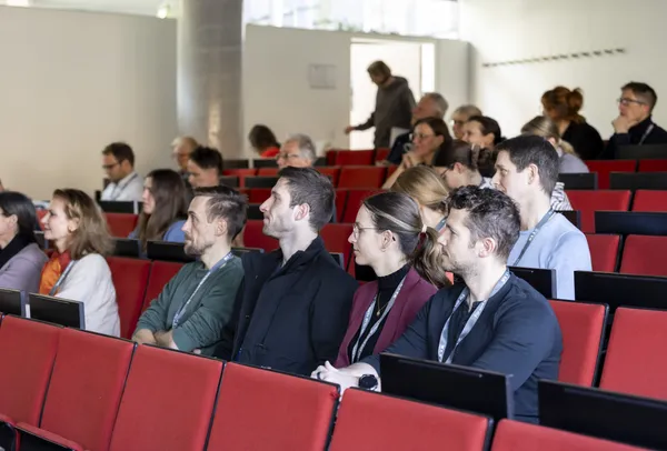 2025: Teilnehmende sitzen in Reihen und hören aufmerksam einem Vortrag beim eDay Salzburg.