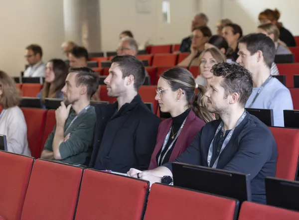 2025: Publikum konzentriert in Hörsaalreihen während einer Präsentation beim eDay Salzburg.
