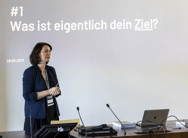 2025: Vortragende Frau vor Folie mit Text 'Was ist eigentlich dein Ziel?' beim eDay Salzburg.