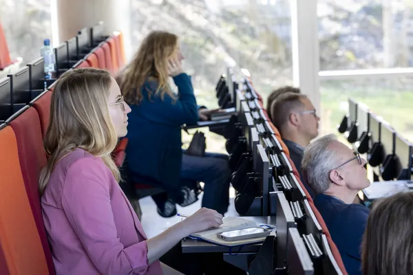 2025: Sitzreihen mit Teilnehmenden, Notizen und Laptops während des Vortrags beim eDay Salzburg.