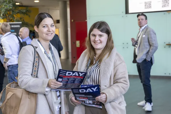 Zwei Teilnehmerinnen mit E‑DAY-Programmen im Foyer beim eDay Salzburg 2025