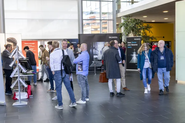 Besucher schlendern zwischen Ausstellerständen in der Halle beim eDay Salzburg 2025