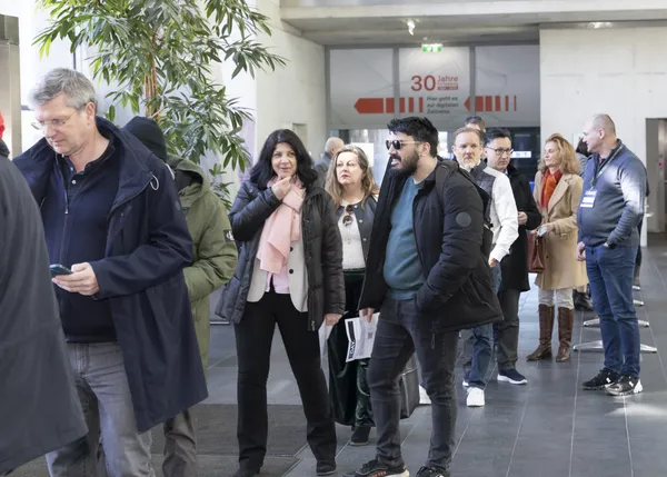 Teilnehmende stehen in Reihe im Foyer beim eDay Salzburg 2025