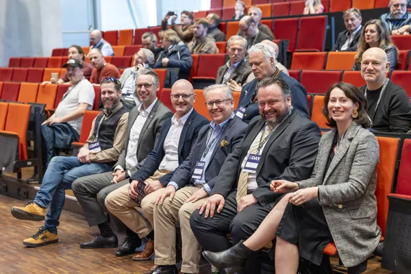 Publikum sitzt in Reihen im Hörsaal beim eDay Salzburg 2025.