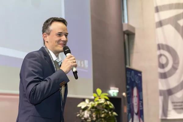 Vortragender spricht mit Mikrofon auf der Bühne beim eDay Salzburg 2025.