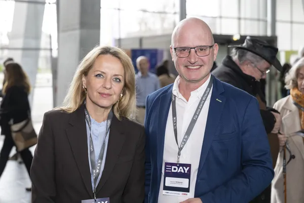 Zwei Personen mit Badge im Foyer beim eDay Salzburg 2026.