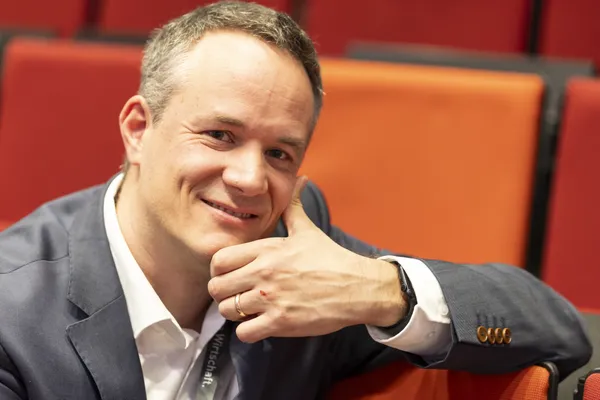 Porträt einer lächelnden Person in den Sitzreihen beim eDay Salzburg 2026.