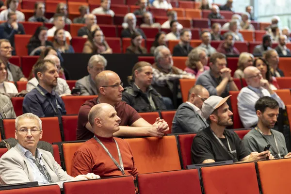Publikum sitzt in roten Reihen im Hörsaal und verfolgt den Vortrag beim eDay Salzburg 2026.