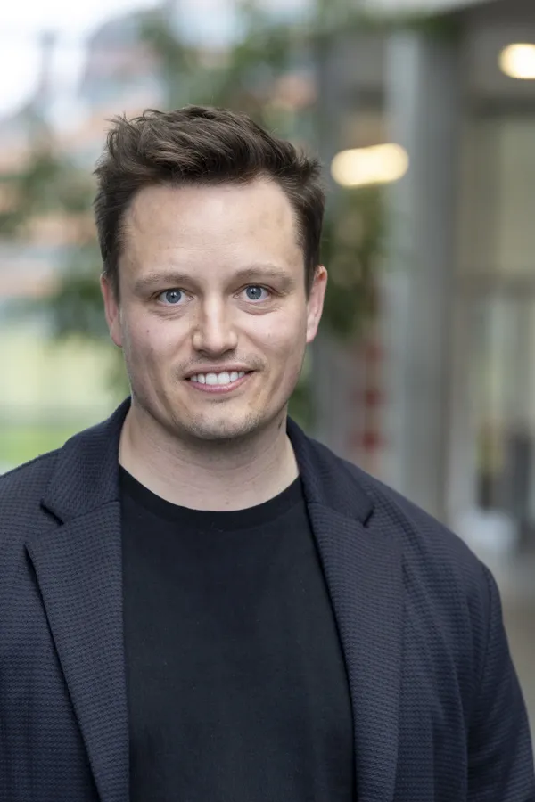 Porträt einer Person lächelnd in der Empfangshalle beim eDay Salzburg 2026.