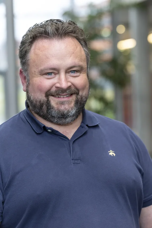 Porträt einer Person in der Empfangshalle beim eDay Salzburg 2026.