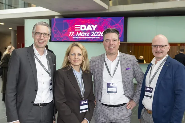 2026: Vier Personen posieren im Foyer vor dem Banner des eDay Salzburg.