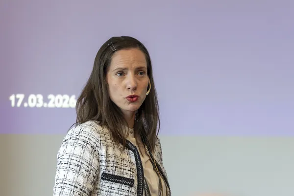 2026: Nahaufnahme einer Vortragenden vor der Präsentationsfläche beim eDay Salzburg.