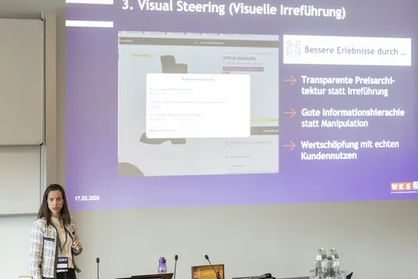 2026: Vortragende auf der Bühne mit großer Folie zum Thema Visual Steering beim eDay Salzburg.