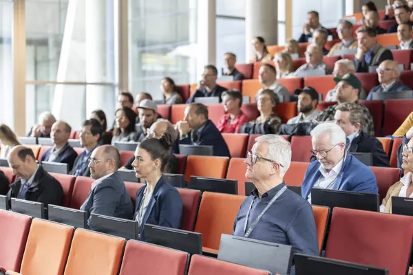 2026: Volles Publikum sitzt aufmerksam in Reihen im Hörsaal beim eDay Salzburg.