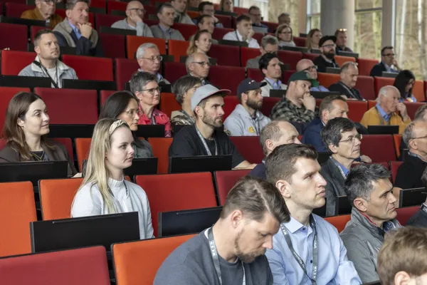 2026: Publikum in Reihen hört dem Vortrag aufmerksam beim eDay Salzburg zu.