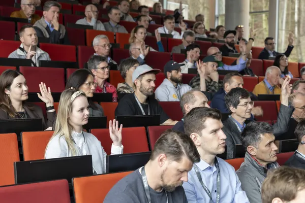 2026: Teil des Publikums hebt während der Fragerunde die Hand beim eDay Salzburg.