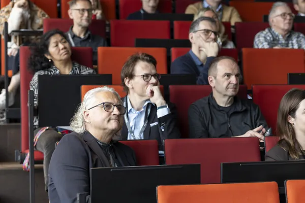 2026: Zuschauer in roten Sitzreihen verfolgen den Vortrag beim eDay Salzburg.