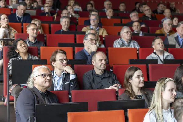 2026: Publikum sitzt konzentriert und blickt zur Bühne beim eDay Salzburg.