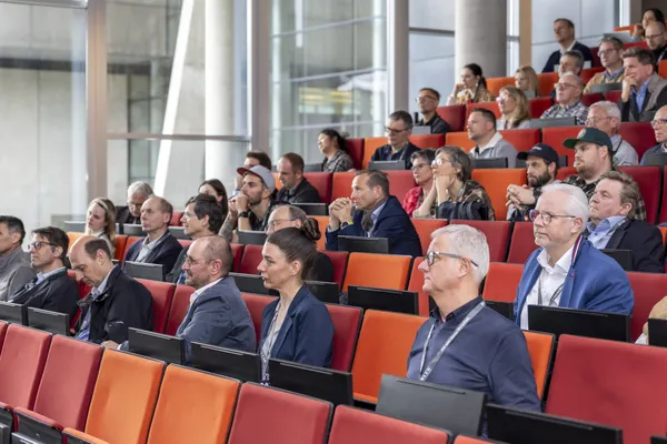 2026: Blick auf das Publikum im Hörsaal während einer Präsentation beim eDay Salzburg.