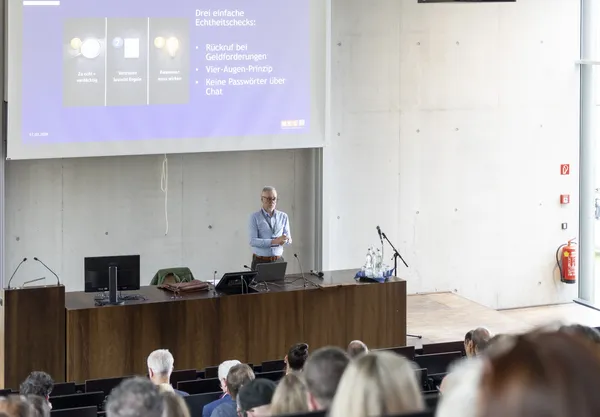 2026: Vortragender steht vor großer Leinwand im Hörsaal beim eDay Salzburg.