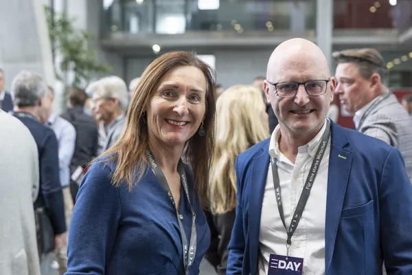 2026: Zwei Personen lächeln beim Networking im Foyer des eDay Salzburg.