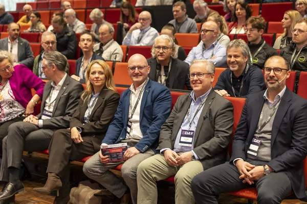 2026: Publikum sitzt aufmerksam im Auditorium beim Vortrag auf dem eDay Salzburg.