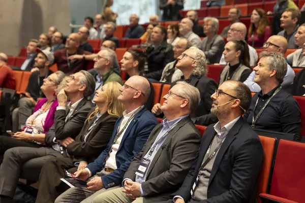 2026: Seitenansicht des Publikums im Hörsaal, Zuschauer schauen zur Bühne beim eDay Salzburg.
