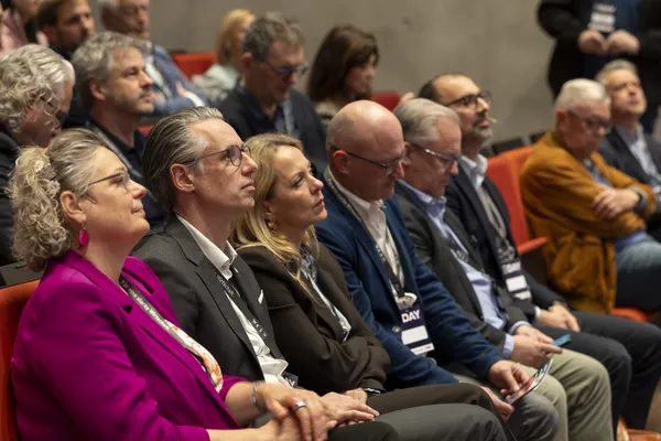 2026: Reihe von Teilnehmenden sitzt aufmerksam im Publikum beim eDay Salzburg.