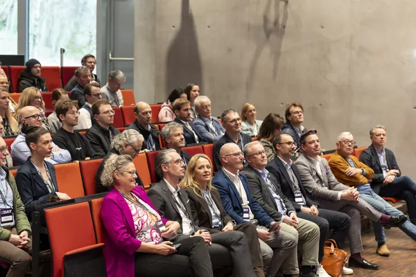 2026: Publikum in mehreren Reihen sitzt aufmerksam im Hörsaal beim eDay Salzburg.