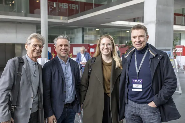 2026: Vier Personen stehen als Gruppe in der Lobby beim eDay Salzburg.