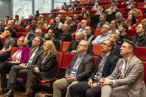 2026: Publikum sitzt konzentriert in den Reihen des Auditoriums beim eDay Salzburg.
